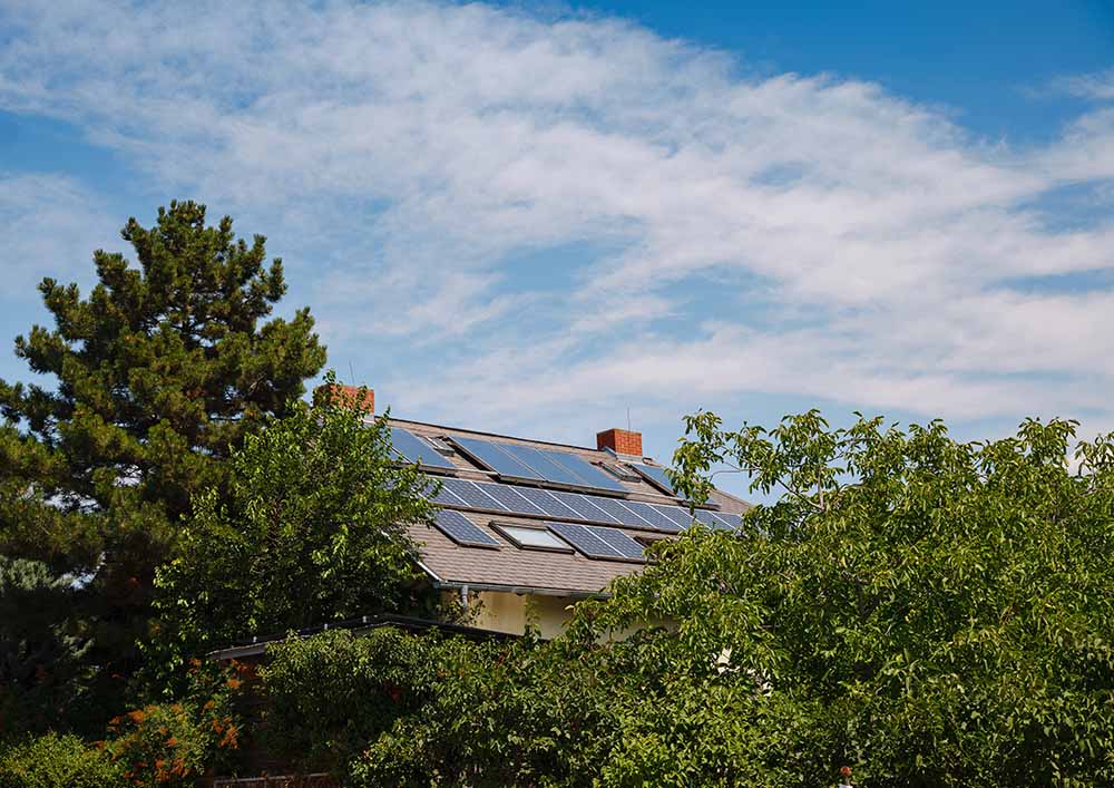 Solarmodule auf dem Dach eines Wohnhauses
